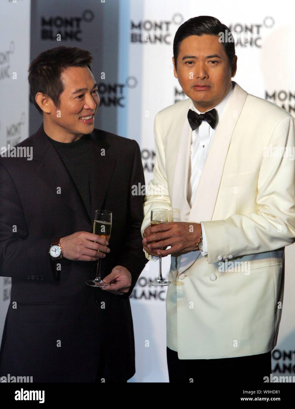 Hong Kong l'acteur Chow Yun Fat (droite) pose avec l'acteur chinois Jet Li, lors de la cérémonie d'ouverture de magasin drapeau Montblanc à Shanghai, le 22 novembre 20 Banque D'Images