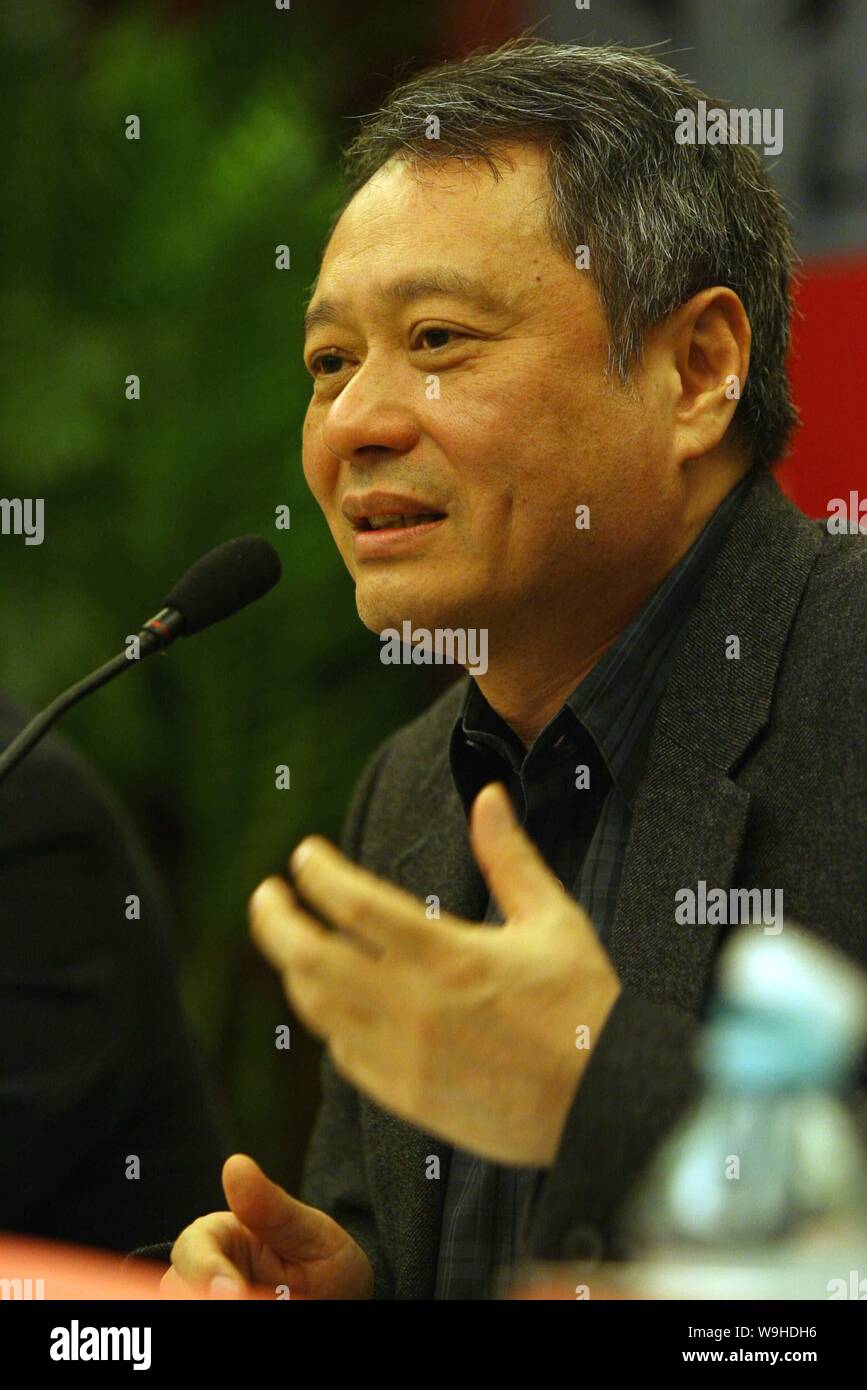 Réalisateur taiwanais Ang Lee parle durant un événement promotionnel pour son livre à Beijing, le 26 décembre 2007. Banque D'Images
