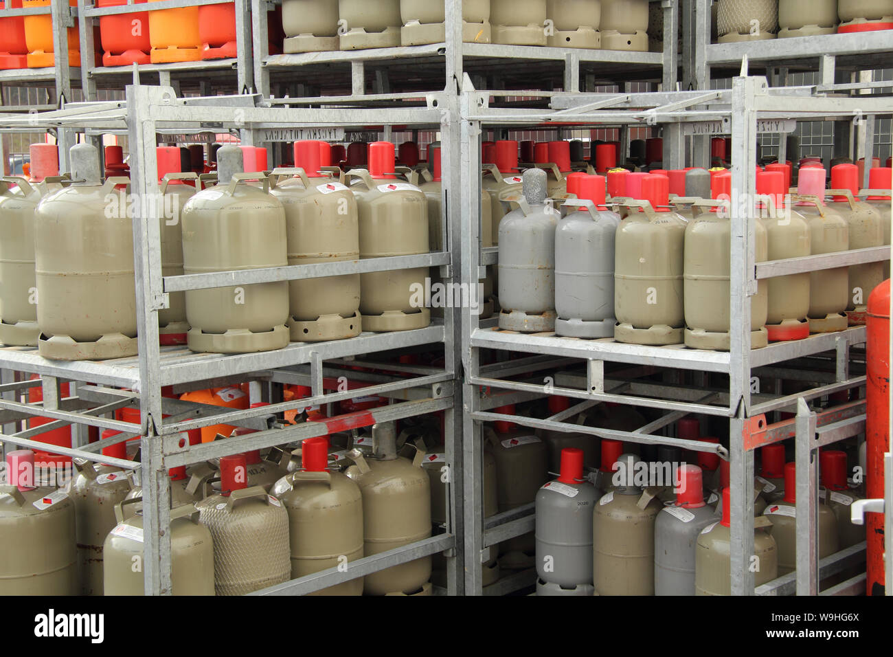 Les bouteilles de gaz gris à vendre Photo Stock - Alamy