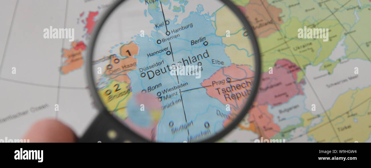 Une Carte Du Monde Avec L Allemagne Sous La Loupe Photo Stock Alamy Une Carte Du Monde Avec L Allemagne Sous La Loupe Photo Stock Alamy