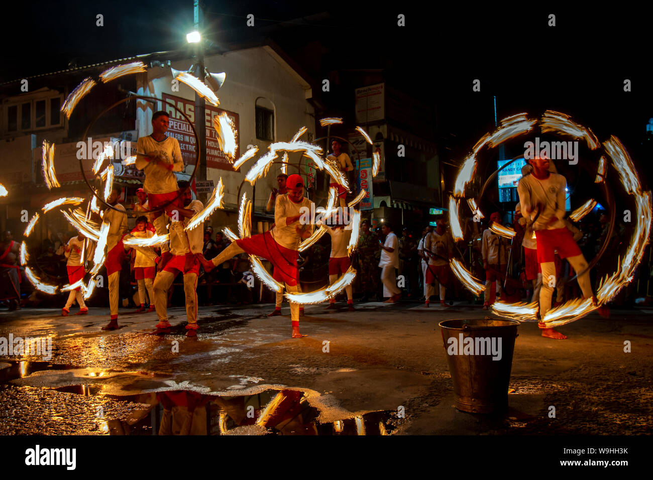 Fire Ball danseurs effectuer dans les rues de Kandy au cours de l'Esala Perahera (bouddhiste) grande procession à Kandy au Sri Lanka. Banque D'Images