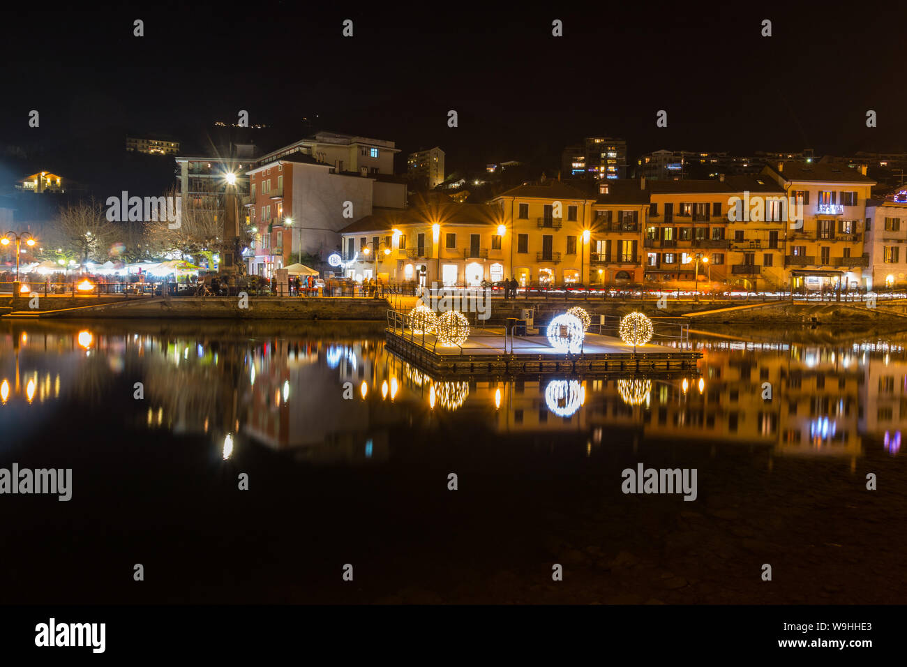 Omegna lakefront la nuit, le lac d'Orta, Verbania, Piémont, Italie Banque D'Images