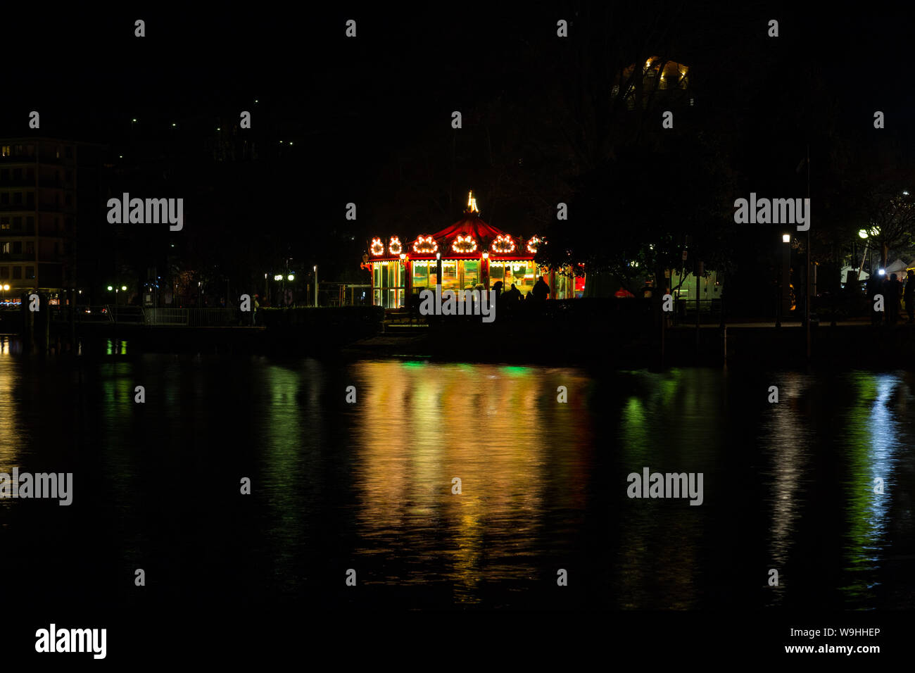 Omegna lakefront la nuit, le lac d'Orta, Verbania, Piémont, Italie Banque D'Images