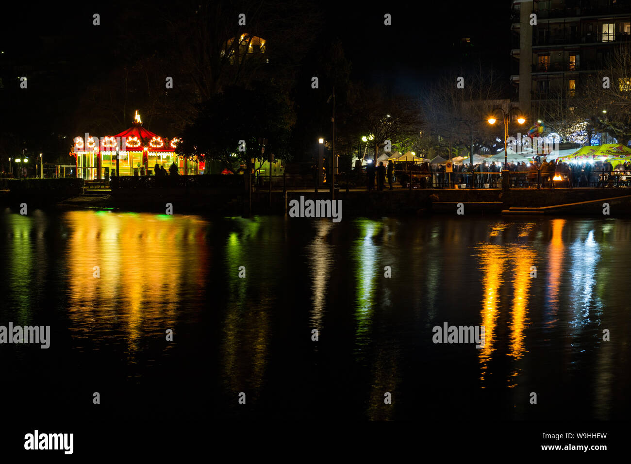 Omegna lakefront la nuit, le lac d'Orta, Verbania, Piémont, Italie Banque D'Images