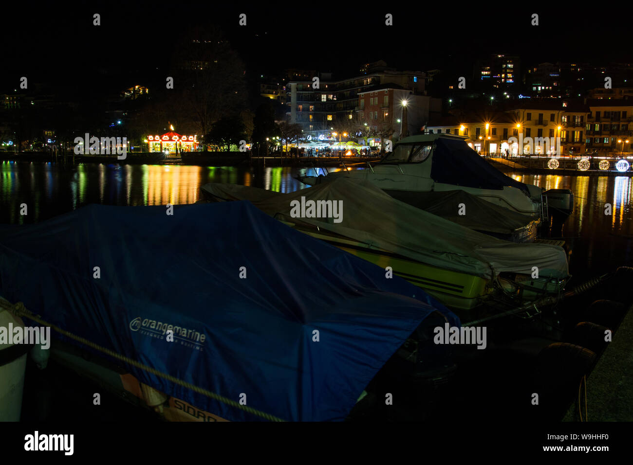 Omegna lakefront la nuit, le lac d'Orta, Verbania, Piémont, Italie Banque D'Images