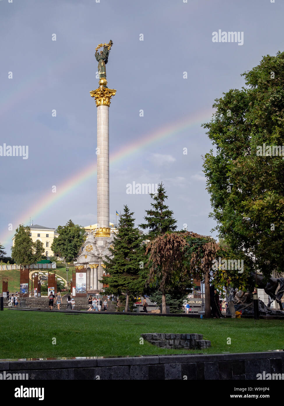 KIEV, UKRAINE - 23 juillet, 2019 : Monument de l'indépendance sur la place de l'indépendance sur le vrai fond arc-en-ciel Banque D'Images