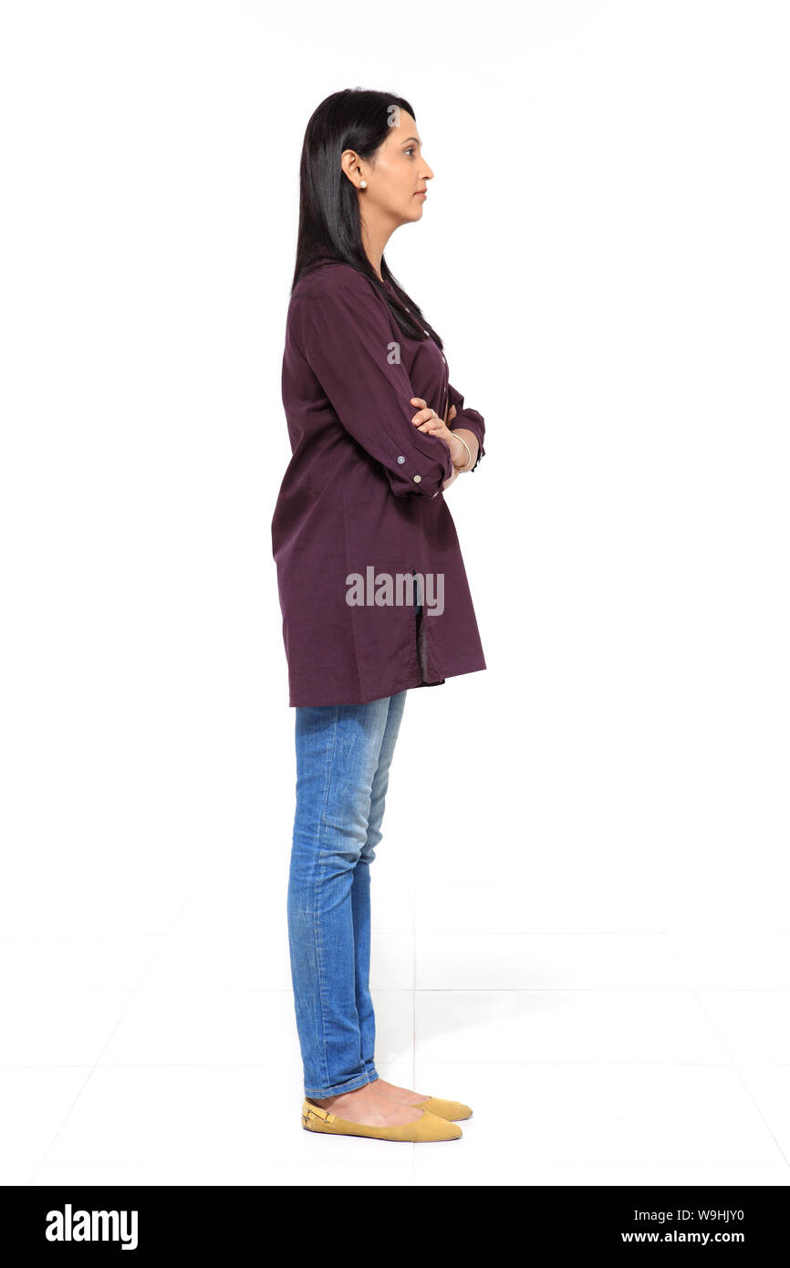 Femme debout avec les bras croisés Banque D'Images