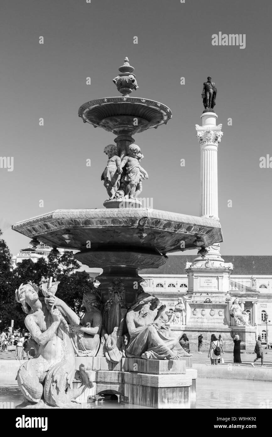 La fontaine de bronze et la colonne de Peter IV sur la place Rossio, Lisbonne, Portugal Banque D'Images