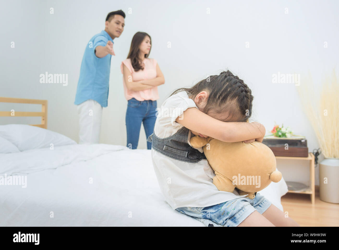 Petite fille asiatique tristesse alors que les querelles des parents dans la chambre.photo-design pour les problèmes familiaux et malheureux concept. Banque D'Images