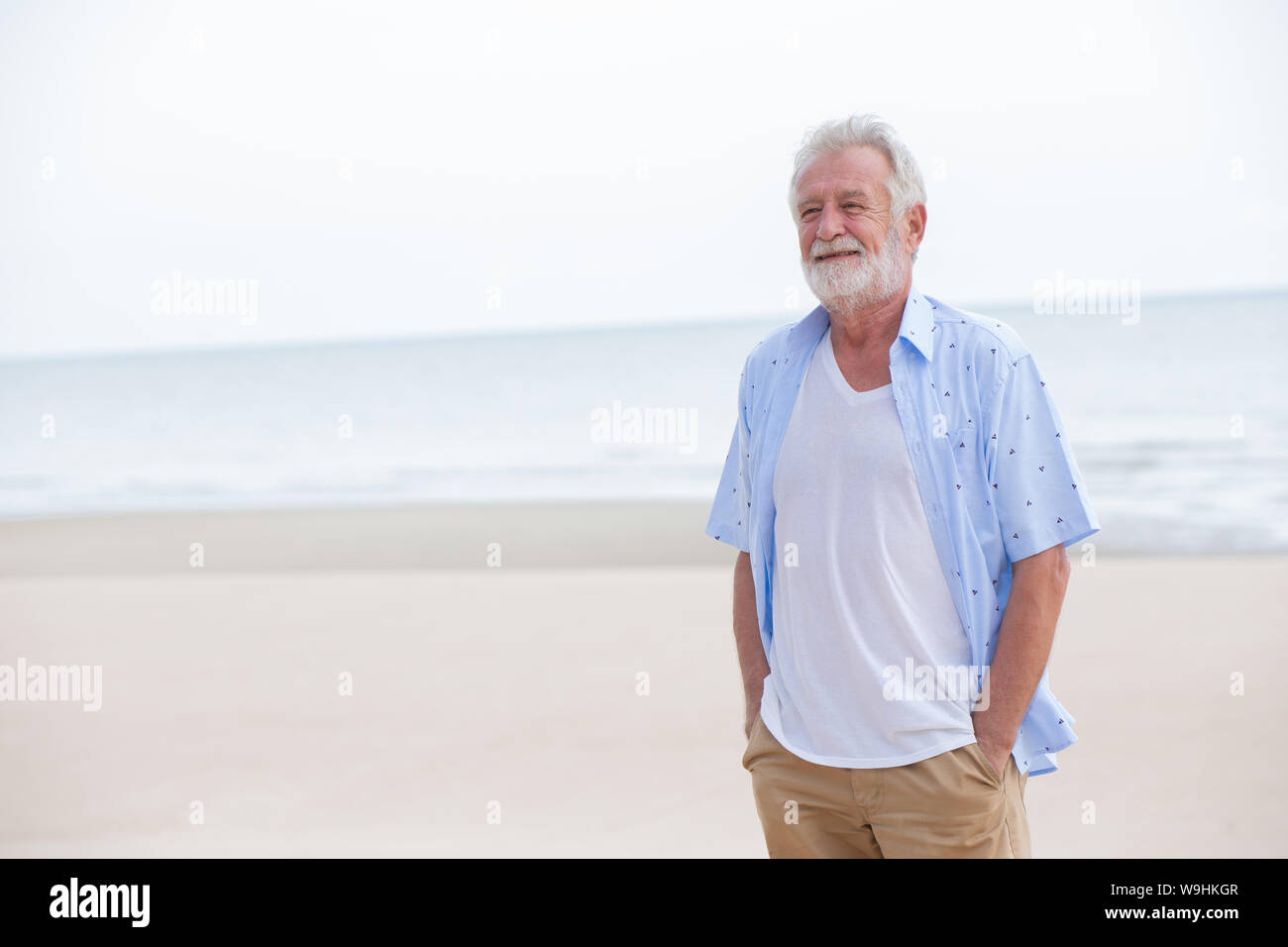 Sourire aux aînés les voyages vacances en mer plage avec espace pour une bonne publicité à la retraite Banque D'Images