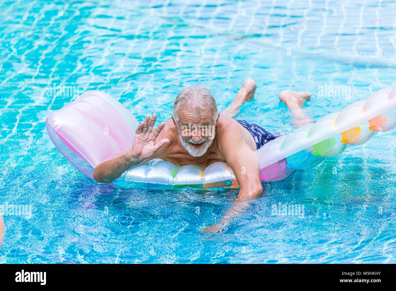 Profitez d'un aîné heureux sain avec matelas à la piscine Banque D'Images