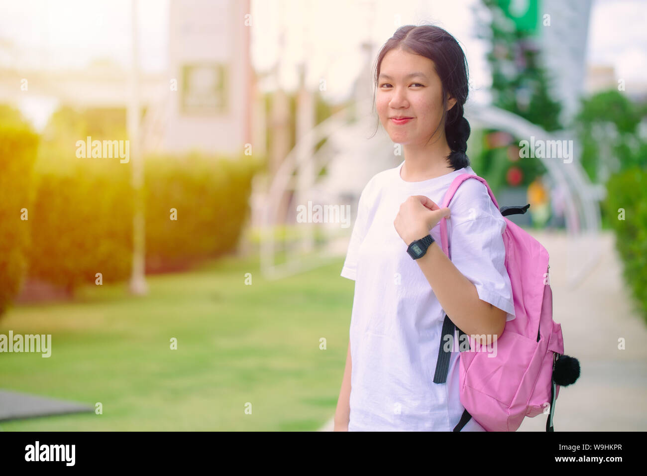 Adolescent thaïlandais asiatique fille de l'école d'éducation permanente avec sac plein air heureux et sourire Banque D'Images