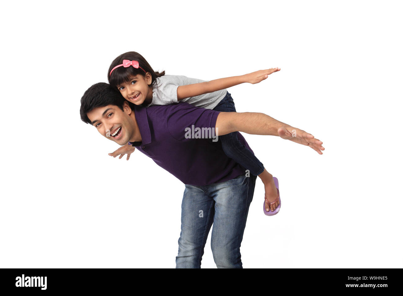 Man giving piggyback à sa fille et souriant Banque D'Images