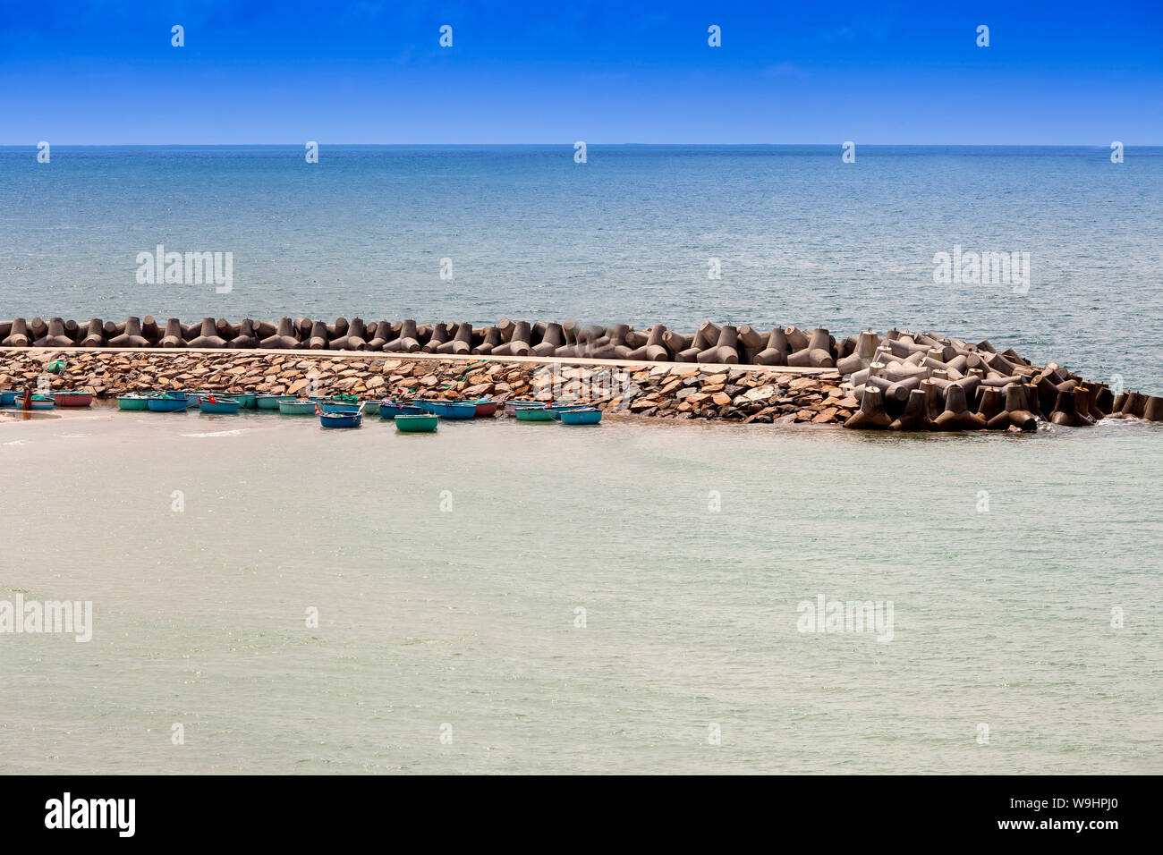 Tour bateaux dans le port de Phan Thiet, mer de Chine du Sud, Vietnam, Asie , 30074638 Banque D'Images