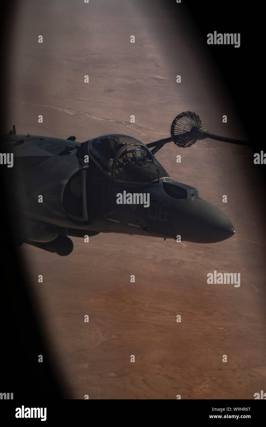Une entrée AV/8B Harrier, piloté par un marin américain avec Marine Attack Squadron (VMA) 311, joints à but spécial air-sol marin crise Response-Central Groupe de travail commande, attache son système de ravitaillement d'un KC-130J Super Hercules au cours de ravitaillement en vol au Koweït, le 11 août, 2019. Le SPMAGTF-CR-CC est conçu pour se déplacer avec rapidité et précision à l'appui des opérations dans tout le Moyen-Orient. (U.S. Marine Corps photo par le Sgt. Miguel A. Rosales) Banque D'Images
