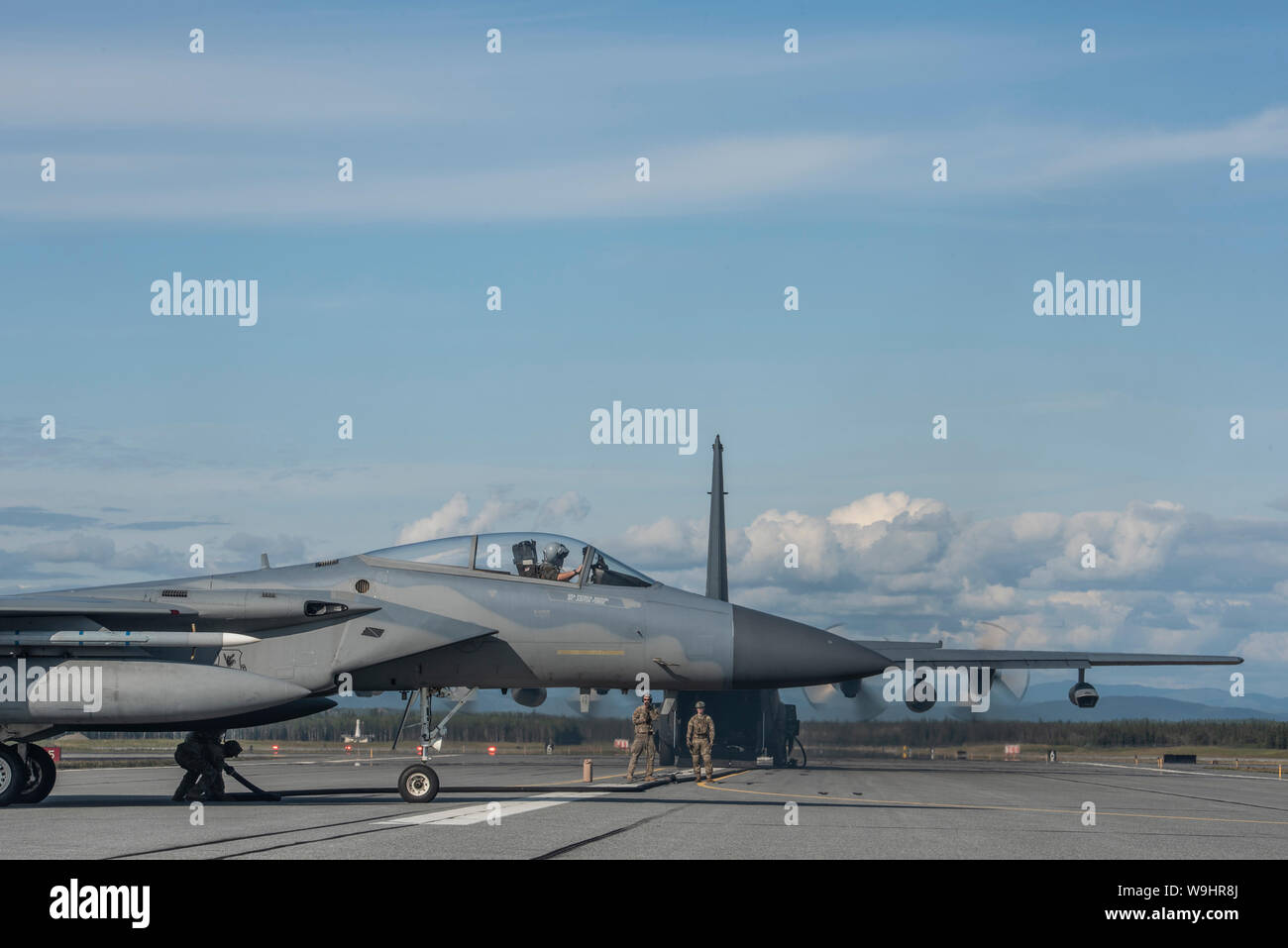 Les aviateurs américains de la 15e Escadron d'opérations spéciales, Hurlburt Field, en Floride, de la conduite à ciel ouvert de ravitaillement chaud un MC-130H Combat Talon II avec un 67e Escadron de chasse F-15C Eagle, de Kadena Air Base, au Japon, au cours de l'exercice Red Flag Alaska 19-3 à Fort Greely, en Alaska, le 7 août 2019. RF-A offre une formation à l'entretien et du personnel de soutien déployés dans le maintien de la force des opérations aériennes déployées. (U.S. Air Force photo de Tech. Le Sgt. Matthieu B. Fredericks) Banque D'Images