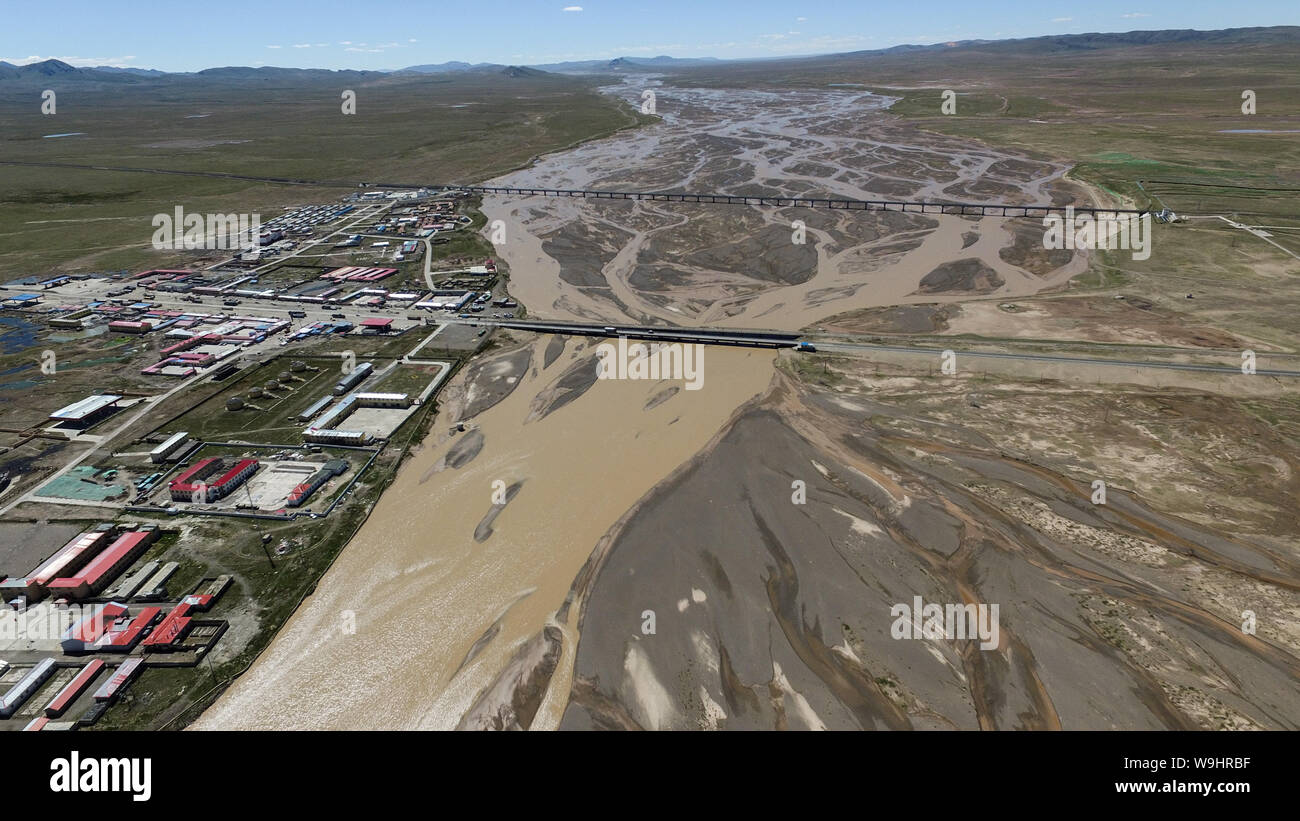 Le Qinghai. 9 Août, 2019. Photo aérienne prise le 9 août 2019, montre la vue de la rivière Tuotuo headstream à la région de fleuve, le plus long fleuve de Chine, dans Tanggulashan Canton de Golmud ville du nord-ouest de la Chine, Province de Qinghai. Credit : Wu Gang/Xinhua/Alamy Live News Banque D'Images