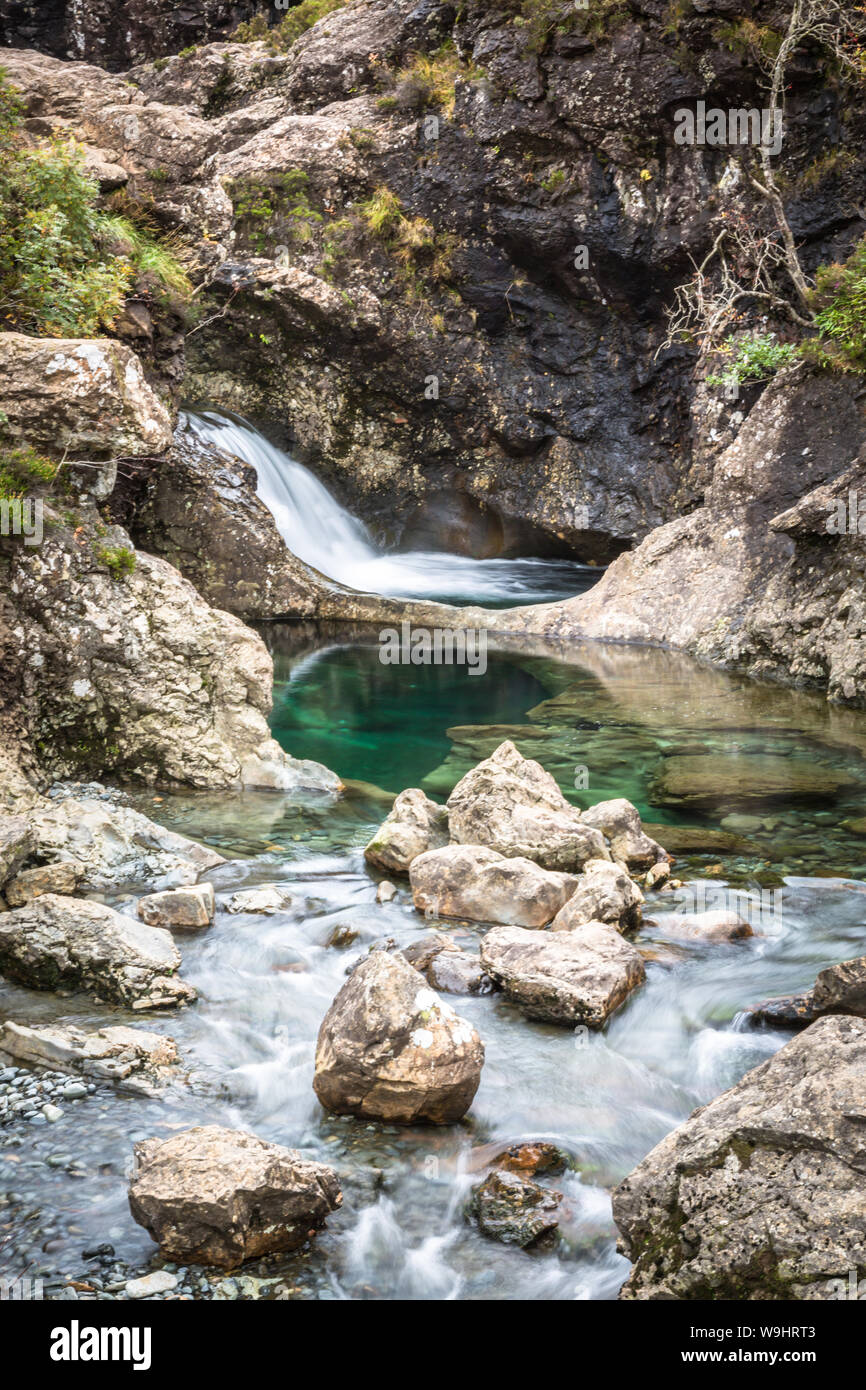 Cascade Piscines fée sur Ile de Skye avec vert et bleu de l'eau de fonte glaciaire Banque D'Images