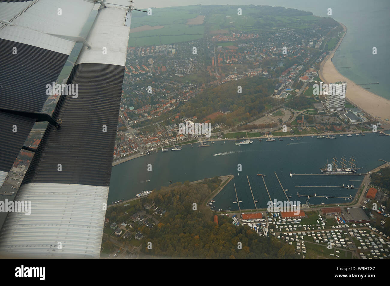 Vue aérienne du port de plaisance de Travemünde avec quatre-mâts barque Passat Banque D'Images