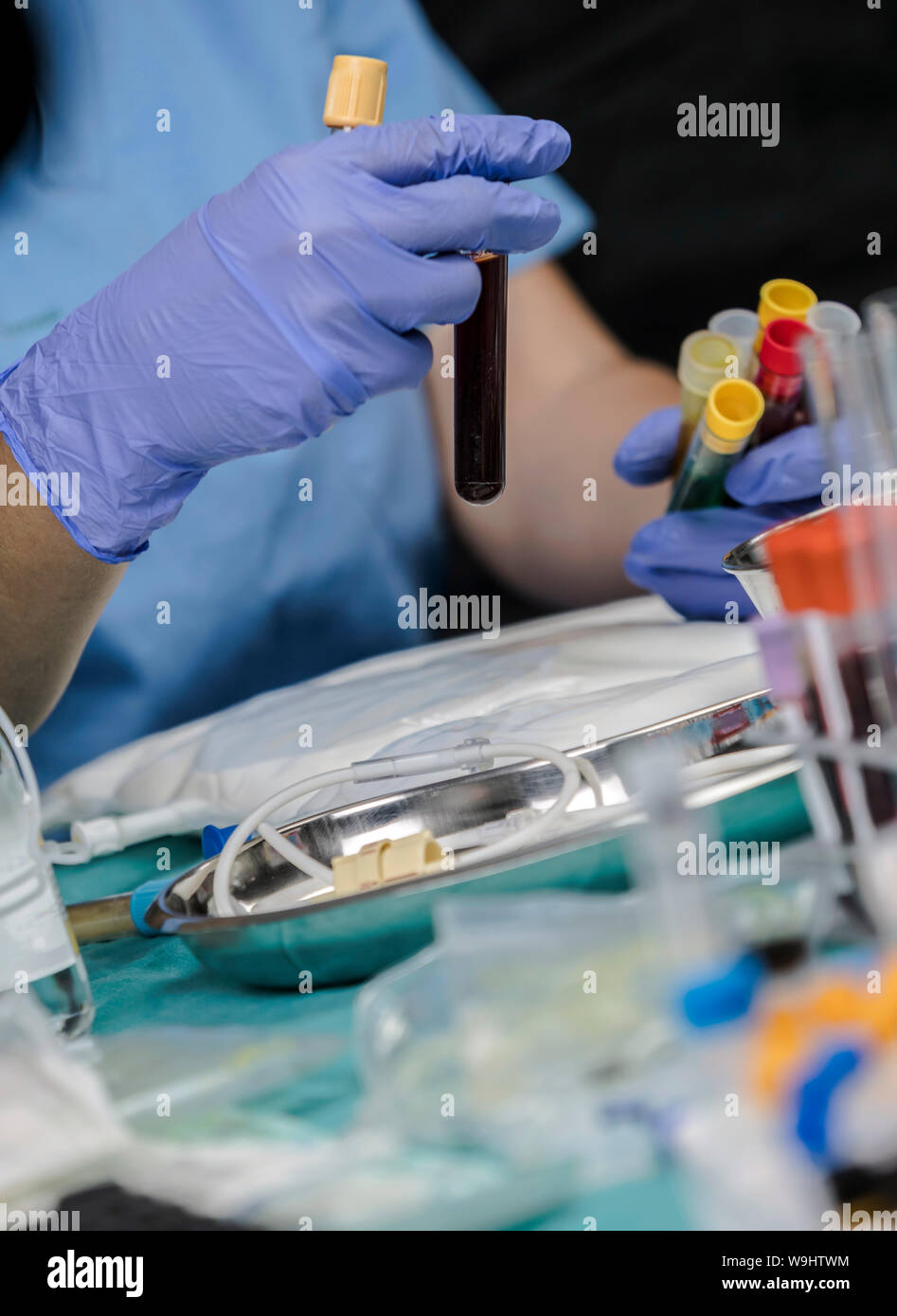Flacon de médecin est titulaire d'échantillon de sang dans un hôpital, conceptual image Banque D'Images