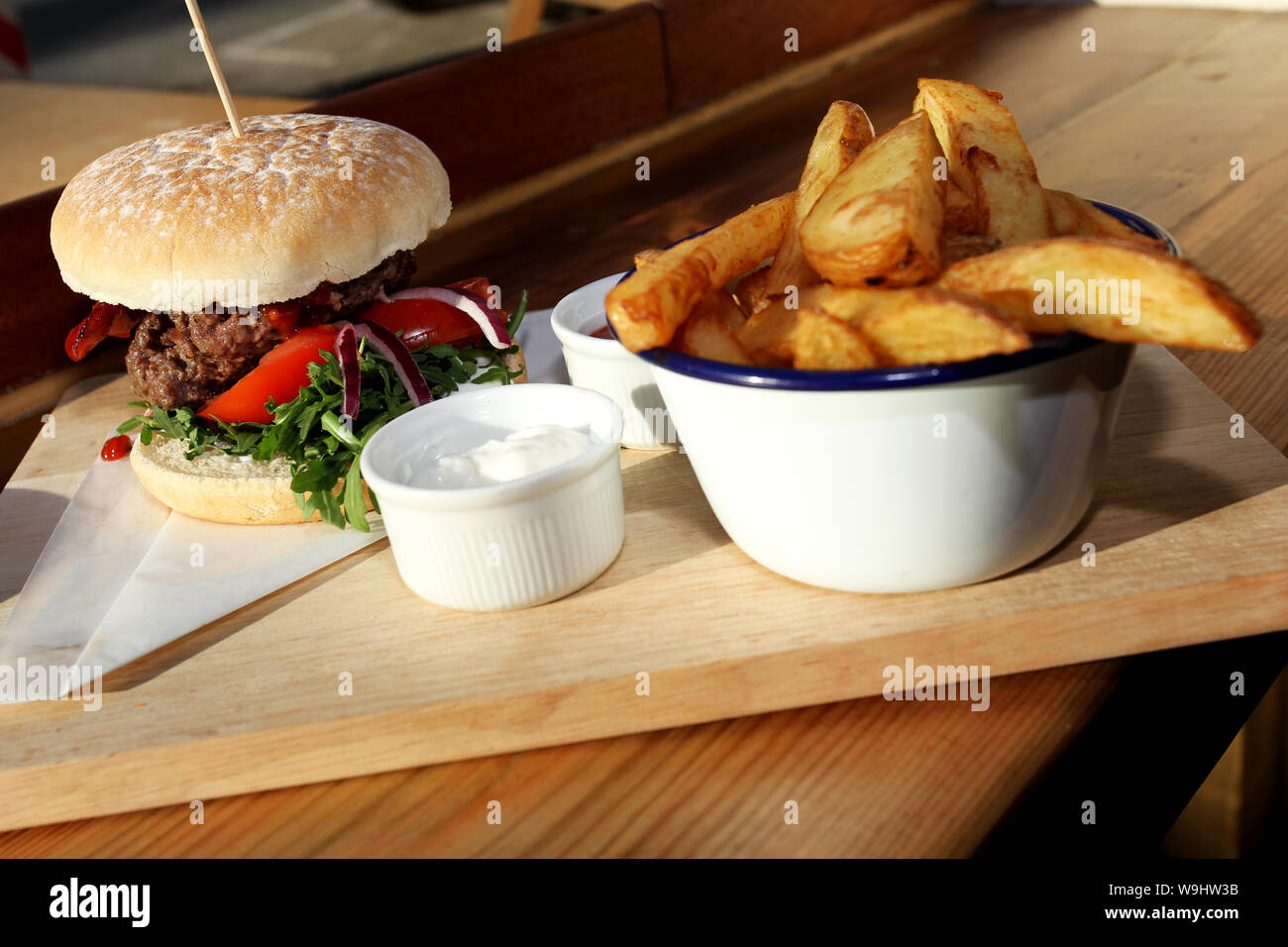 Vue générale sur un hamburger et des chips dans un restaurant de Brighton, East Sussex, Royaume-Uni. Banque D'Images