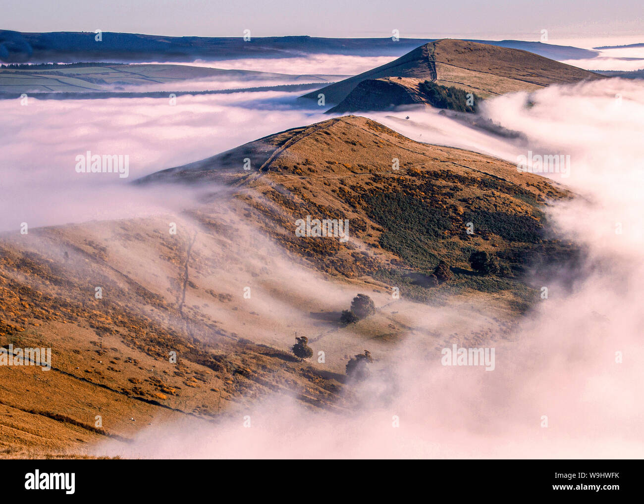 Vallée d'espoir rempli de brume sur Mam Tor ridge Banque D'Images