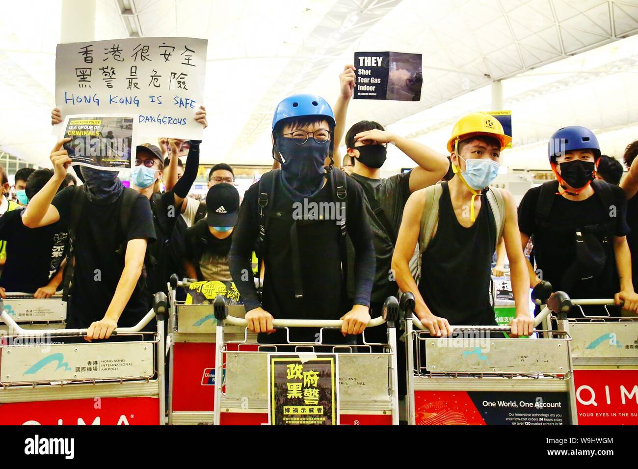Hong Kong. Août 13, 2019. Des émeutes éclatent dans l'Aéroport International de Hong Kong lorsque les policiers tentent de secourir deux hommes chinois qui sont soupçonnés d'être des agents secrets de la Chine continentale et, par conséquent, tenues par les manifestants à l'intérieur de l'aéroport. Gonzales : Crédit Photo/Alamy Live News Banque D'Images