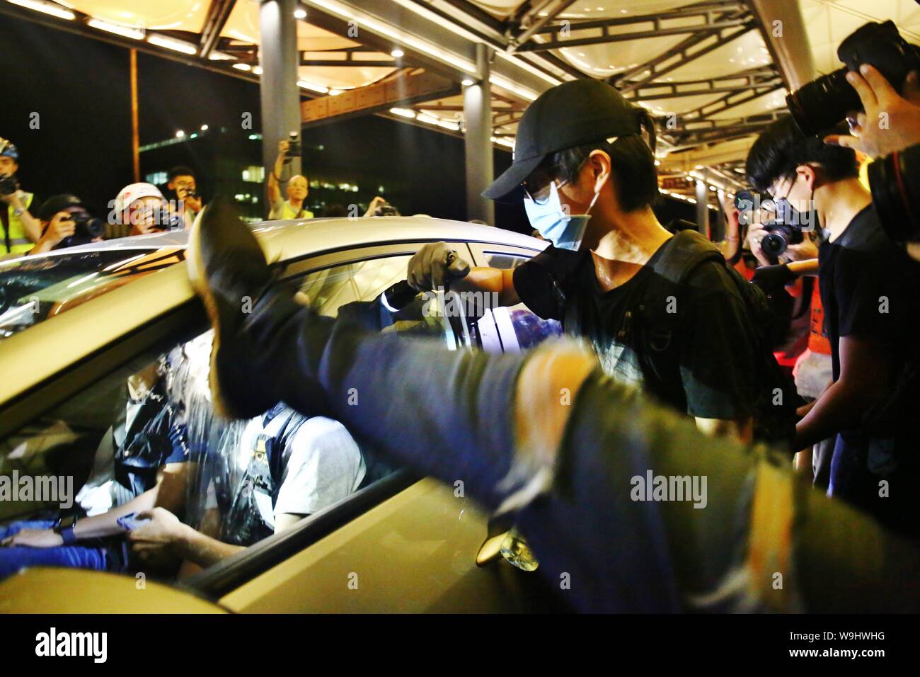 Hong Kong. Août 13, 2019. Des émeutes éclatent dans l'Aéroport International de Hong Kong lorsque les policiers tentent de secourir deux hommes chinois qui sont soupçonnés d'être des agents secrets de la Chine continentale et, par conséquent, tenues par les manifestants à l'intérieur de l'aéroport. Des affrontements éclatent à la mi-nuit, le gaz poivré est utilisé et quelques manifestants sont arrêtés. Gonzales : Crédit Photo/Alamy Live News Banque D'Images