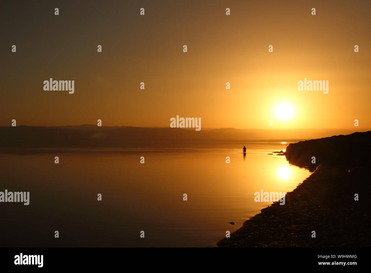 Atardecer en el Mar Muerto. coucher de soleil sur la mer morte. La Jordanie, Jordanie Banque D'Images