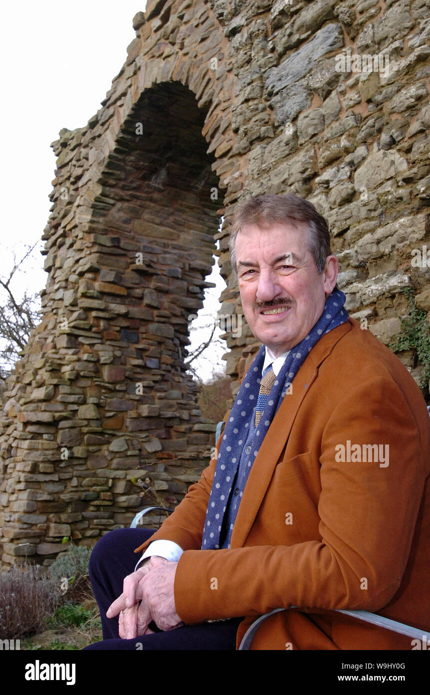 L'acteur John Challis à la maison à l'abbaye de Wigmore. Banque D'Images