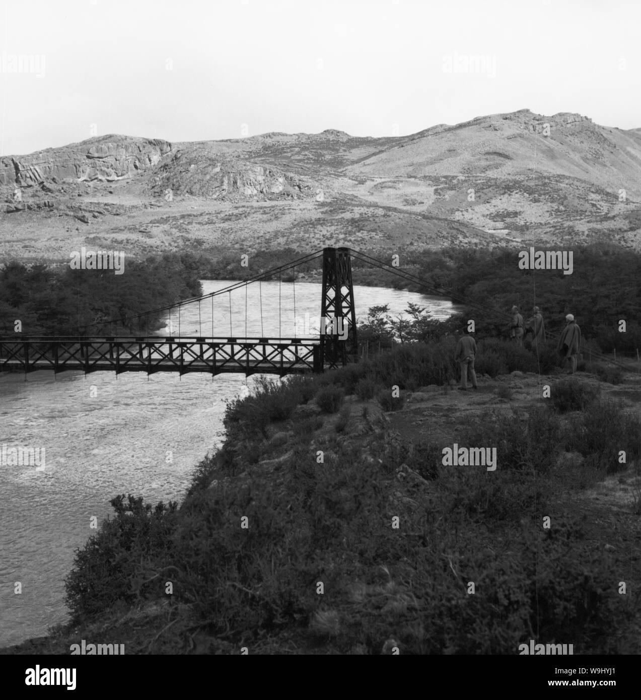 Die Brücke pber Laguna Amarga au Chili, 1960 er Jahre. Pont sur l'eau de la Laguna Amarga, le Chili des années 1960. Banque D'Images