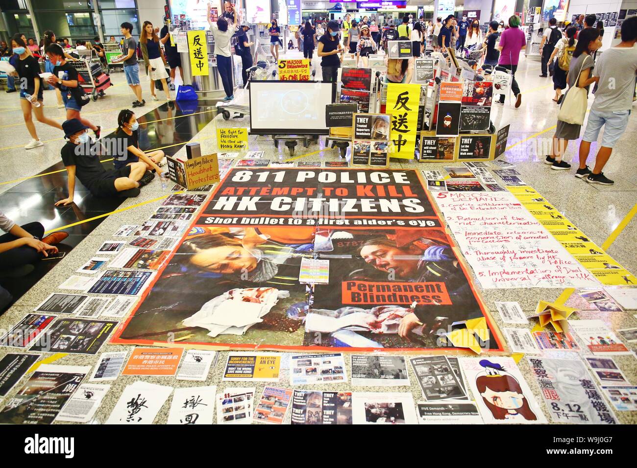 Hong Kong. Août 13, 2019. Les manifestants ont occupé l'Aéroport International de Hong Kong pour plus de 200 vols ont annulé. Les manifestants anti-gouvernementaux cherchent à capter l'attention du monde entier pour demander les cinq principales exigences à remplir. Gonzales : Crédit Photo/Alamy Live News Banque D'Images