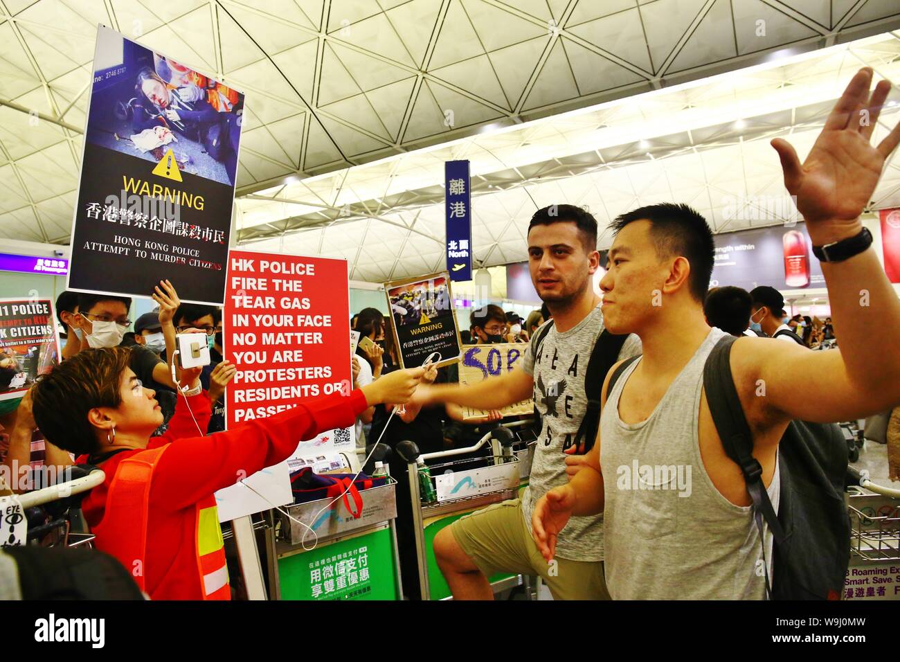Hong Kong. Août 13, 2019. Les manifestants ont occupé l'Aéroport International de Hong Kong pour plus de 200 vols ont annulé. Les manifestants anti-gouvernementaux cherchent à capter l'attention du monde entier pour demander les cinq principales exigences à remplir. Gonzales : Crédit Photo/Alamy Live News Banque D'Images