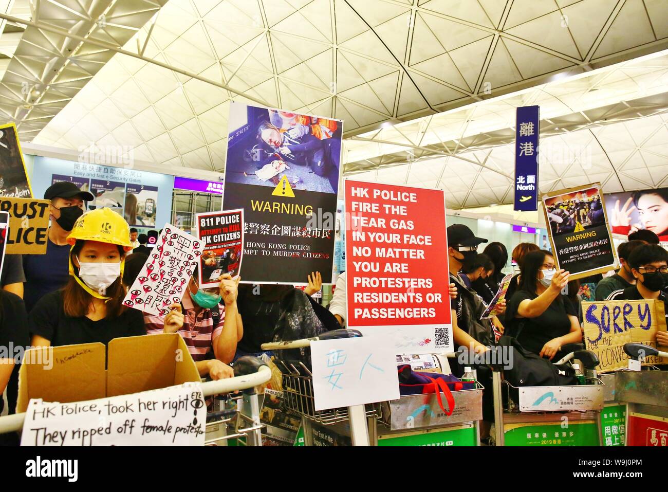 Hong Kong. Août 13, 2019. Les manifestants ont occupé l'Aéroport International de Hong Kong pour plus de 200 vols ont annulé. Les manifestants anti-gouvernementaux cherchent à capter l'attention du monde entier pour demander les cinq principales exigences à remplir. Gonzales : Crédit Photo/Alamy Live News Banque D'Images