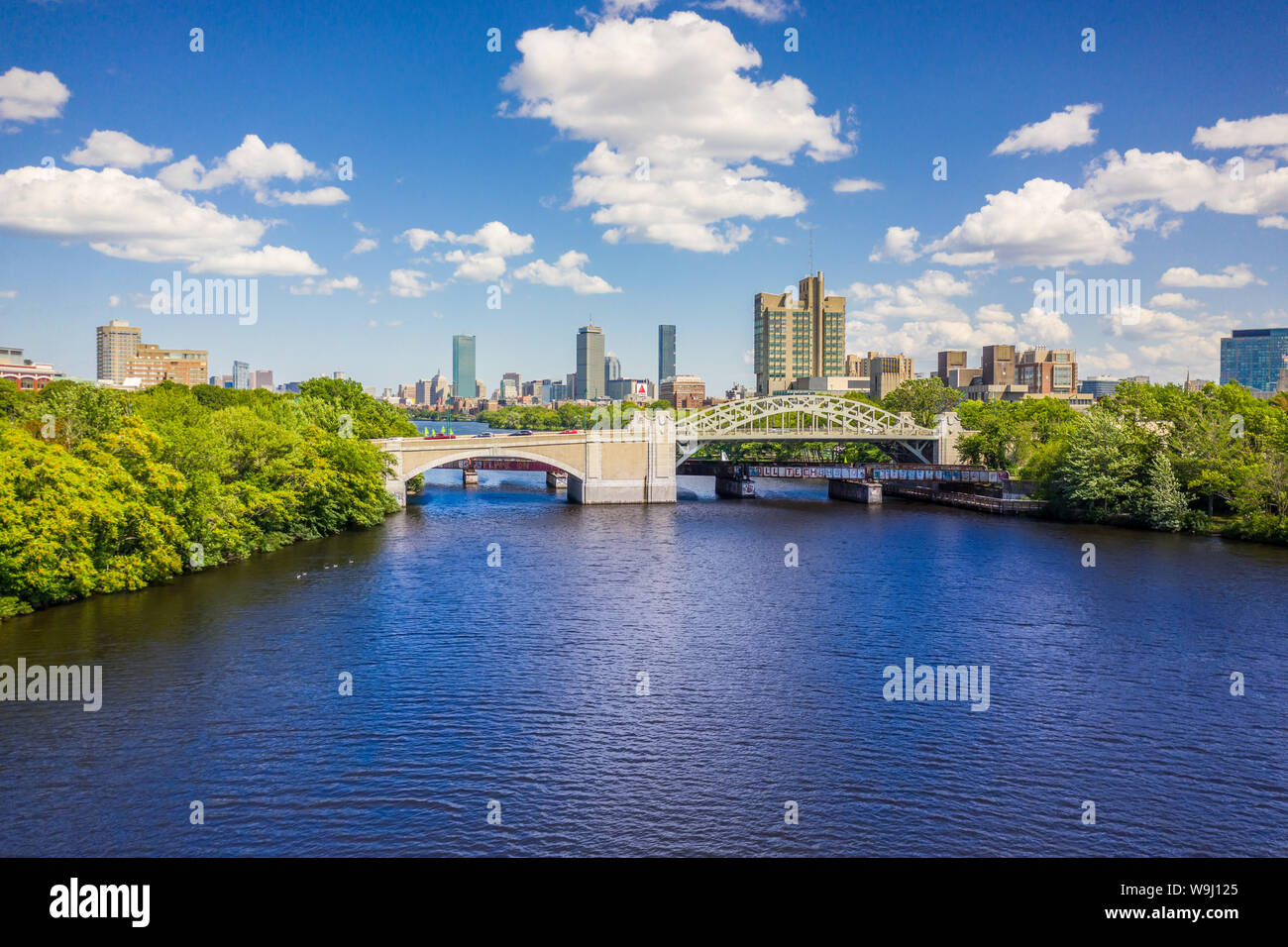 John Weeks Memorial passerelle avec Boston skyline derrière Banque D'Images