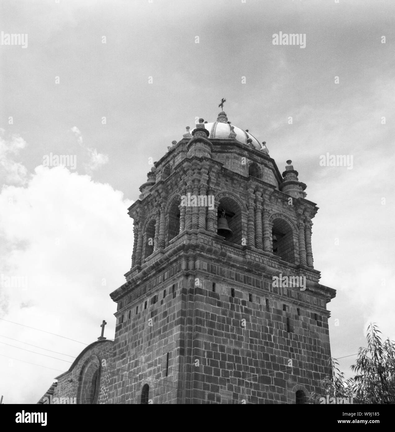 Turm der Kirche und Konvent Santo Domingo à Cusco, Pérou 1960 er Jahre. Beffroi de l'église et couvent de Santo Domingo à Cusco, Pérou 60. Banque D'Images
