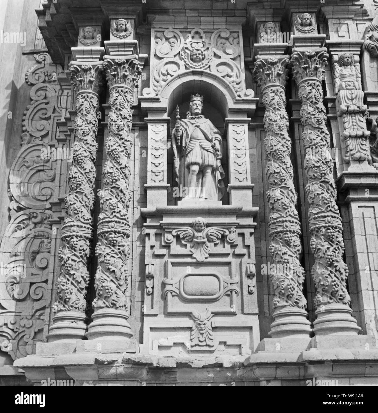Détail am Eingang zu einer Kirche mit der Heiligen Jungfrau Maria au Pérou, 1960 er Jahre. Détail à l'entrée d'une église de la Sainte Vierge Marie au Pérou, 1960. Banque D'Images