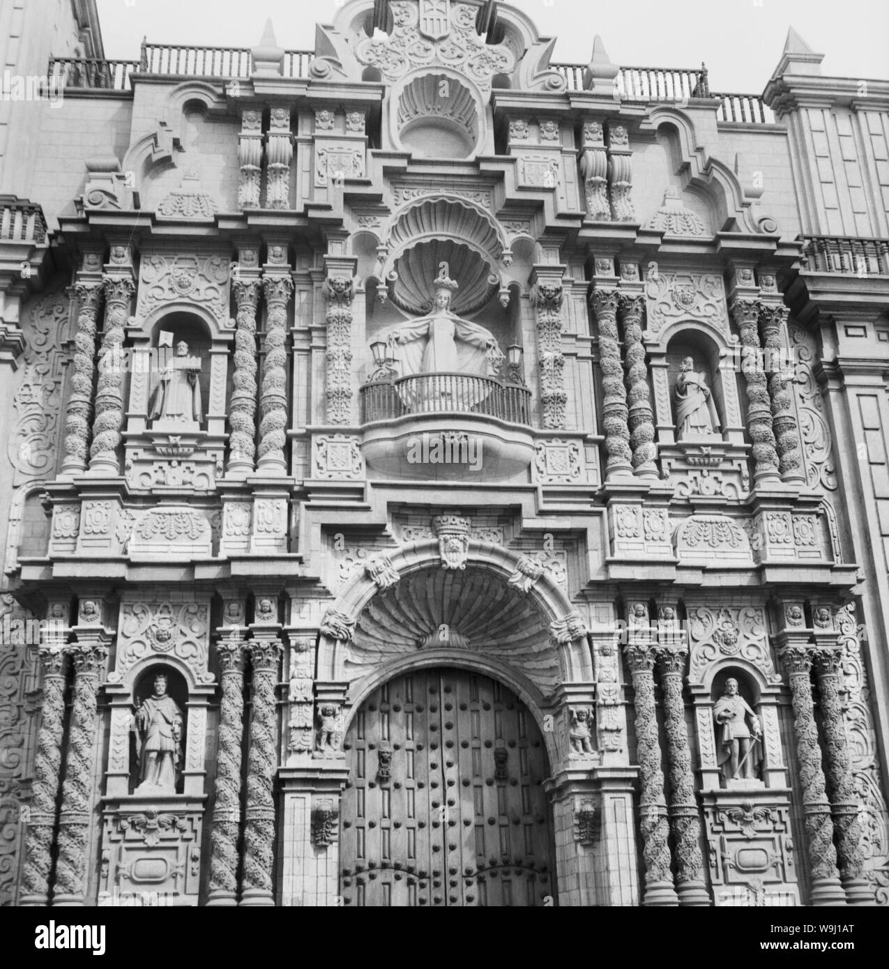 Eingang zu einer Kirche mit der Heiligen Jungfrau Maria au Pérou, 1960 er Jahre. Entrée d'une église de la Sainte Vierge Marie au Pérou, 1960. Banque D'Images