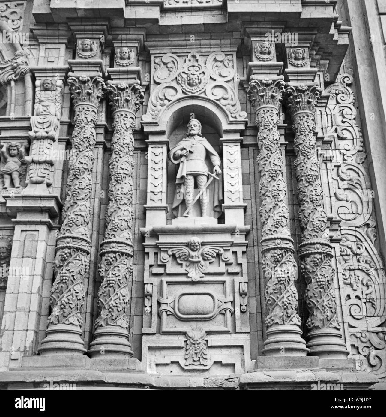 Détail am Eingang zu einer Kirche mit der Heiligen Jungfrau Maria au Pérou, 1960 er Jahre. Détail à l'entrée d'une église de la Sainte Vierge Marie au Pérou, 1960. Banque D'Images