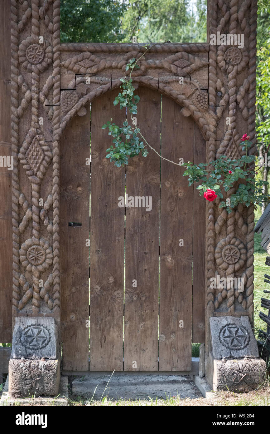 Maramureș, nord de l'Rpmania. Une porte en bois sculptée typique dans le village de Botiza, dans cette région très rurale traditionnelle Banque D'Images