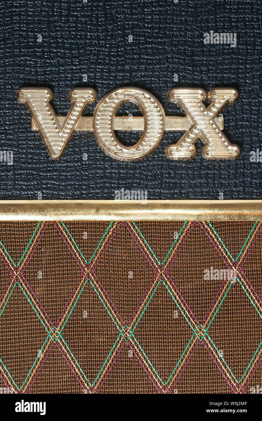 Carrara, Italie - 14 août 2019 - Détail d'un Vox AC30 ampli de guitare avec logo au premier plan, vertical shot Banque D'Images