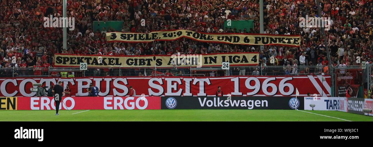 Cottbus, Allemagne. 12Th Aug 2019. firo : 12.08.2019, Football, DFB-Pokal, saison 2019/2020, 1er tour, le FC Energie Cottbus - FC Bayern Munich 1 : 3 fans Cottbus avec Spectacle Transparent il donne aussi en ligue 4, quatrième dans le monde d'utilisation ligue | Credit : dpa/Alamy Live News Banque D'Images