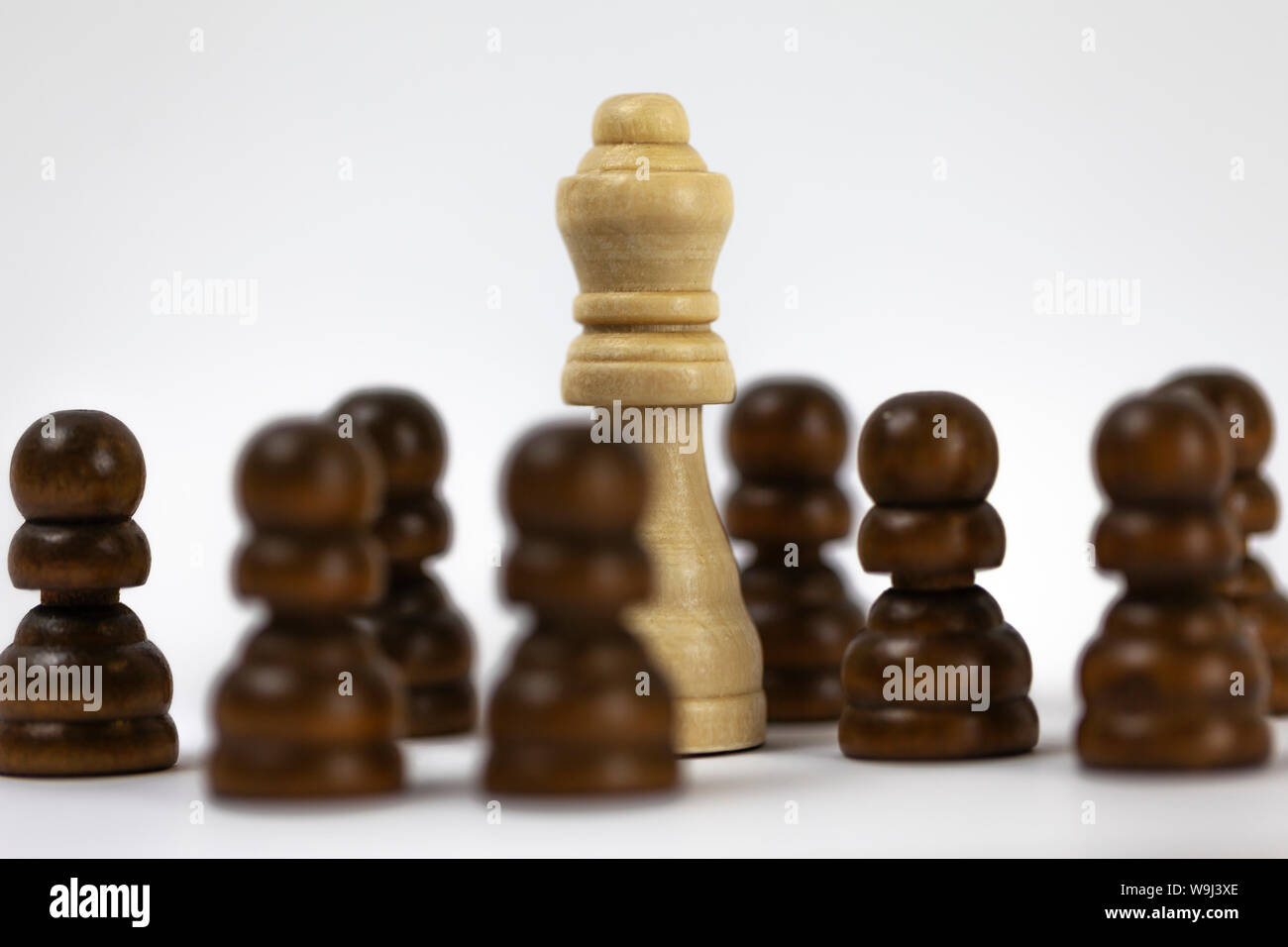 Les chiffres d'échecs noir entourant le roi blanc, 9 chiffres Banque D'Images
