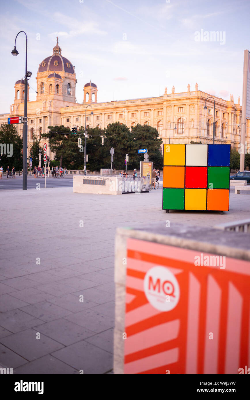 Un Rubik's cube géant sur l'écran comme une œuvre d'art public au cours de l'été dans le MuseumsQuartier, Vienne Banque D'Images