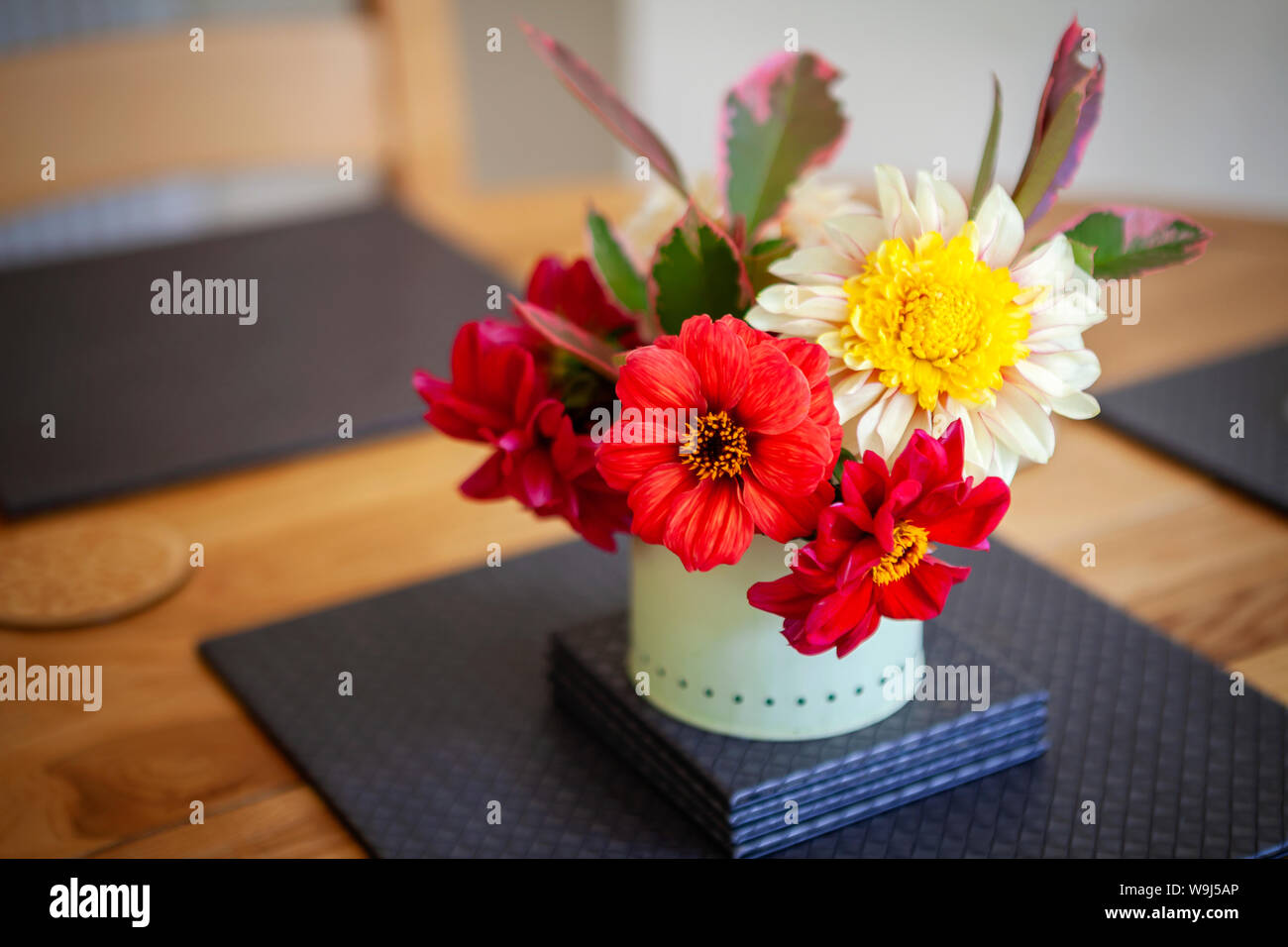 Dahlia flower arrangement sur diining room table Banque D'Images