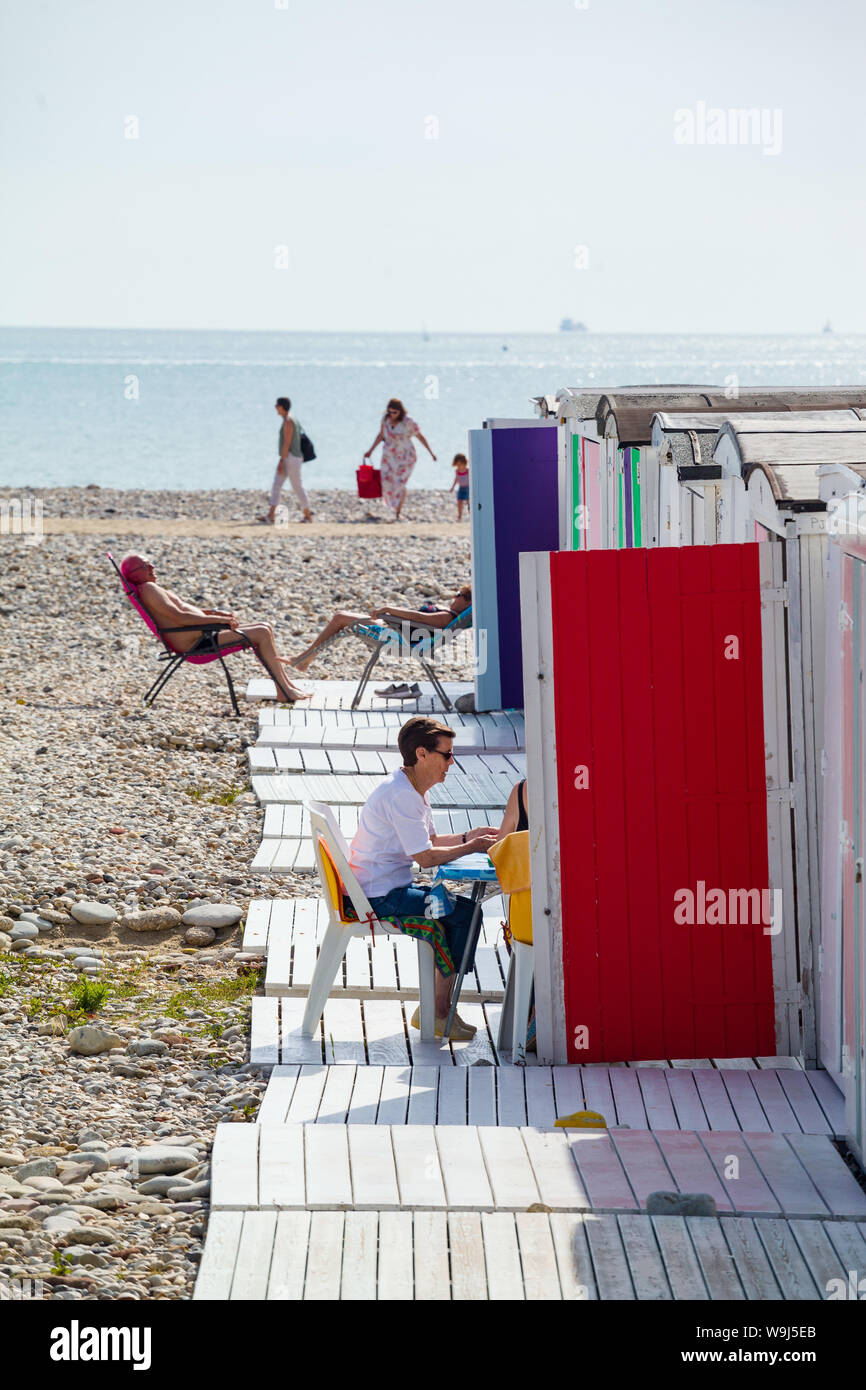 Les vacanciers se détendre par leurs cabanes de plage au soleil sur le front de mer au Havre, Normandie, France Banque D'Images