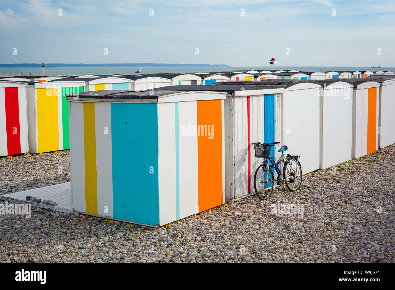 Un vélo se presse contre cabines colorées à Sainte Adresse, Normandie, France Banque D'Images