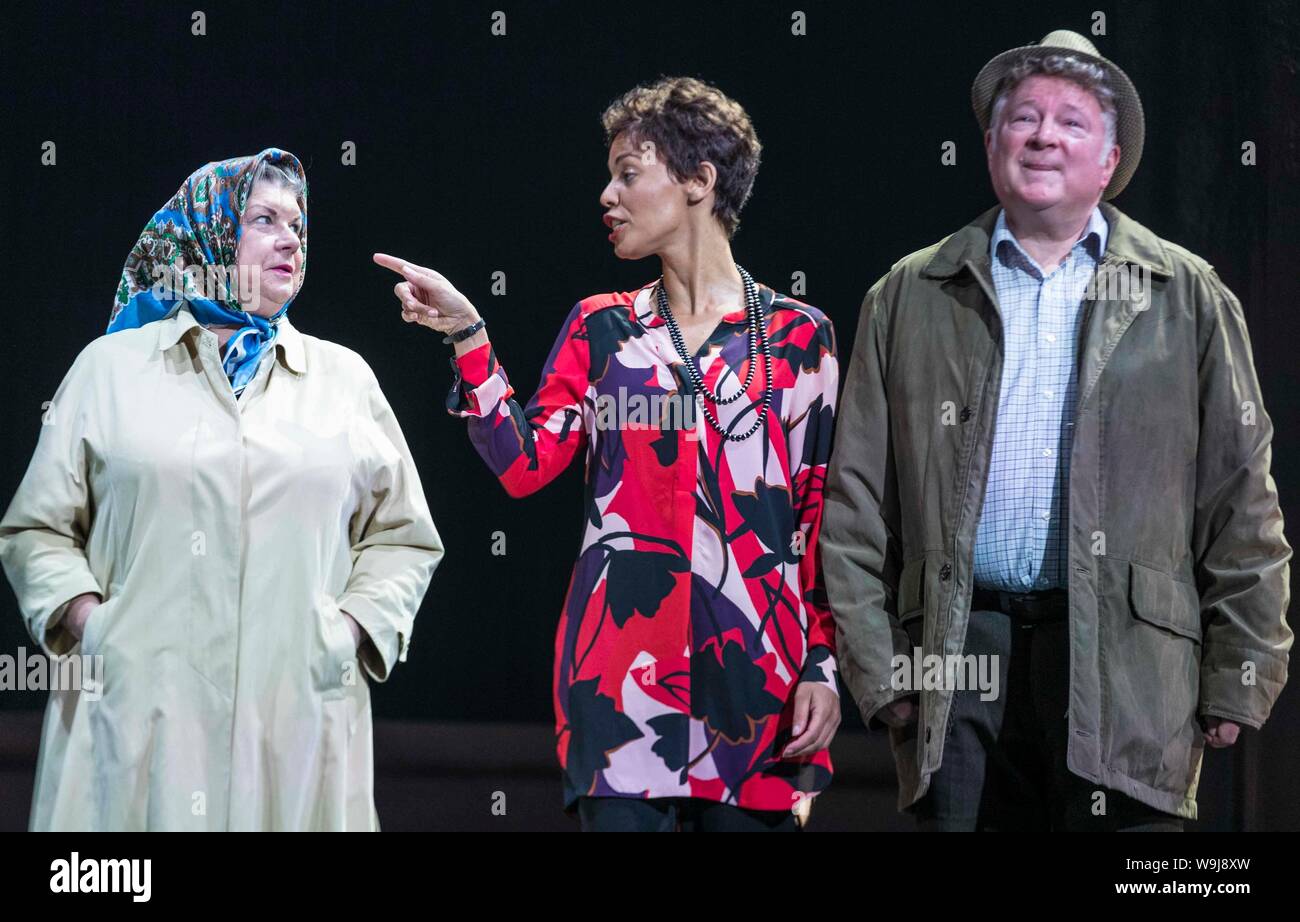 Edinburgh, Ecosse, Royaume-Uni. 14 août, 2019. Chronique de Jackie Kay 20 ans vous pouvez chercher sa mère biologique et le père et sa quête pour eux de reconnaître son existence. Théâtre National de l'Ecosse Red Dust Road est adapté de l'examen de conscience memoir par Jackie Kay, poète, dramaturge, romancier et Makar écossais. C'est un voyage plein de cœur, d'humour et d'émotion profonde, l'exploration de la race, de l'identité et les secrets de famille, avec une curiosité profondément humain et de la compassion. Credit : Riche de Dyson/Alamy Live News Banque D'Images