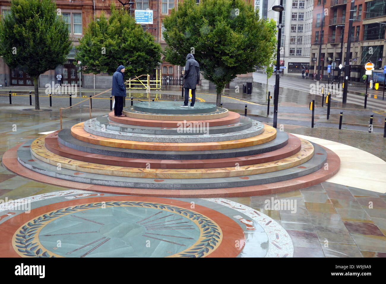 Un nouveau mémorial Peterloo a été tranquillement dévoilé à Manchester, au Royaume-Uni, à la suite de protestations de groupes de personnes handicapées qui est n'est pas accessible. Le Conseil municipal de Manchester a commandé le monument pour commémorer le massacre de Peterloo de 1819 lorsque la cavalerie chargé une foule d'environ 60 000 personnes se sont réunies sur le St Peter's Fields à Manchester pour exiger la réforme de la représentation parlementaire. Dix-huit personnes ont été tuées et des centaines de blessés. Le Conseil municipal de Manchester a promis d'étudier la façon de faire le mémorial accessible. Le mémorial a été conçu par l'artiste Jeremy Deller. Banque D'Images