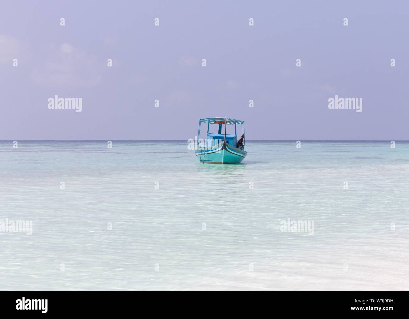 Ari Atoll, Maldives - 25 décembre 2018 : Un marin des Maldives est la pêche sur son bateau bleu appelé 'dhoni' Banque D'Images